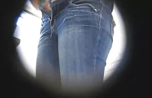 XXX مادرم در گوشهای سكس جامدين بانی ، پاهای سبزه را خم کرده و با یک دیلدو بزرگ روی تخت ، او را در مقعد می تپد