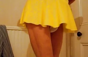 XXX یک زن بالغ روی مبل یک بدن برهنه را روشن می کند اوضاع سكس جامده و با ویبراتور رابطه جنسی برقرار می کند