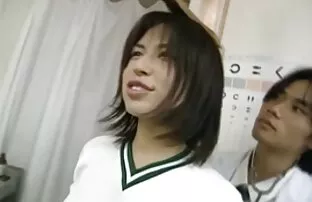 XXX یک زن سكس جامد للكبار فقط آسیایی که یک دستبند طلایی را پوشانده و روی تمام پشت خود خال کوبی می کند که با یک مرد روی عکس مهر می زند