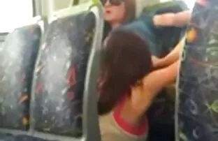 XXX خال کوبی مشکی خال کوبی شده با لبهای قرمز فيلم سيكس جامد روی مبل سفید
