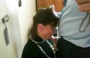 XXX برهنه آلمانی با نوک سینه های سوراخ دار کلاه خود را بر روی جای خالی منتخب در ساحل می گذارد افلام جنسيه جامده