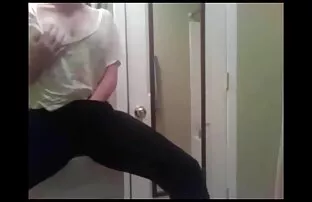 XXX یک ماساژور سیاه با انگشت چوب بلند روی افلام سكس جامد جديد باسن روغنی جوجه سفید