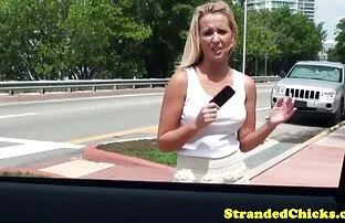 XXX یک سكسى جامد مرد سیاه و سفید با یک نیم تنه بزرگ نقطه یک زن بلوند را پاک می کند و او را روی تخت لعنتی می کند