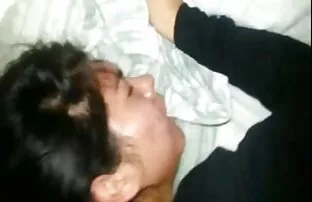 XXX عروسک های جوراب ساق بلند لب های خود را روی آلت تناسلی همراه می کند و صورسكس جمد به او الاغ می دهد