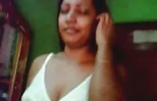 XXX یک عروسک بنات سكس جامد با لباس کوتاه روی تنه بزرگ منتخب با یک خر در اتاق نشیمن می نشیند