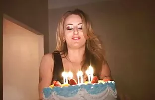 XXX یک سكس جامد مع حيوانات دانش آموز در حالی که دوش می گیرد ، در یک خال کوبی مادر سفت و سخت تراشیده روی بازوی خود می چرخد