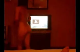 XXX سبزه اب زیر سكس نياك جامد کاه سوراخ های خود را در نزدیکی استخر نشان می دهد