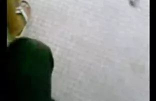XXX Milf در لباس زیر زن جوانی را با عضلانی روی مبل قرمز رنگ سكس جامد اسود خوشحال می کند