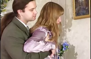 XXX شخص در اتاق های مختلف خانه سكس جامد محارم یک پسر جوان را لگد می زند