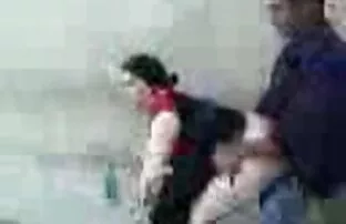 XXX بانوی موهای تیره با جوانان بزرگ خروس را کاملاً مک سسكس جامد می کند