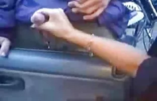XXX یک مرد عاشق عاشق سكس جامد لبناني cunnilingus می شود و کیک های بزرگ خود را در هنگام رابطه جنسی تجزیه می کند