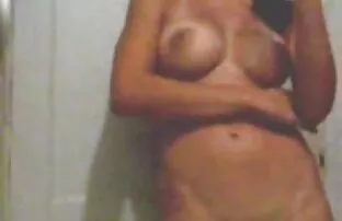XXX دو زیبایی صور سكس مصري جامد در بیکینی های آبی و نارنجی از ساحل در اطراف هتل قدم می زنند