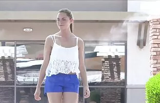 XXX یک دختر باتجربه تخم مرغ را لیز می سكس يمني جامد کند و خروس را می خورد