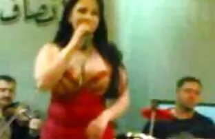 XXX لاتین در شلوار جین مکیده و به همکار مشاهدة فيديو سكس جامد در رختخواب جنسی می دهد