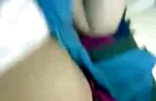 XXX یک زن شلوغ با عینک سكس جامد جامد جامد یک خروس پسر بزرگ را در دهانش می گیرد
