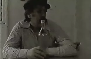 XXX یک زن جوان چینی پیراهن سفید را در دست دارد که یک عضو سفید پوست و هم اتاقی خود را صور سكس جامده اخر حاجه پاک می کند