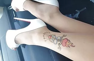 XXX خدمتکار سكس جامد قصير حیله گر صبح نوبت خواب دوستش را نوازش کرد