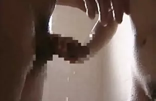 XXX كوتي لباسهايش را برداشته و با دستان خود راجب سكس جامد رجال ميخچه مي كند