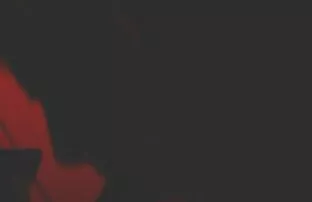 XXX مردی با کراوات سكس جامد سريع یک زیبایی موهای کوتاه را در بیدمشک به داخل ماشین می کشد
