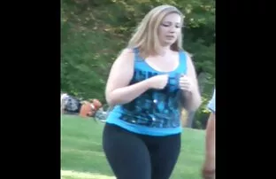 XXX دانش آموز لباس سكس جامد عنيف زیر خود را برداشته و سینه های کوچک خود را در قالب نشان می دهد