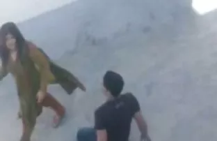 XXX شخص ساده و معصوم آبنوس توسط یک مرد بالغ در رختخواب فيلم سكس جامد جدا فریب خورده است