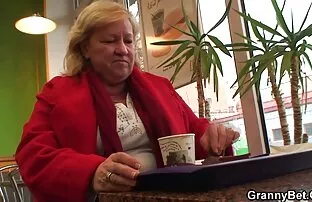 XXX سبزه جوان با جوانان بزرگ و بیدمشک مودار روی سكس جامد ومثير زمین شخص عزیزم می دهد