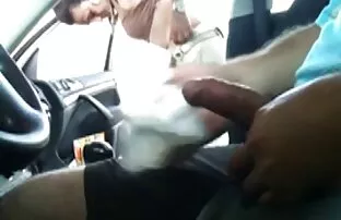 XXX یک عوضی که یک خال کوبی روی بدنش دارد و آلت تناسلی اوضاع سكس جامده گلو بر روی یک بونر غیررسمی قرار دارد