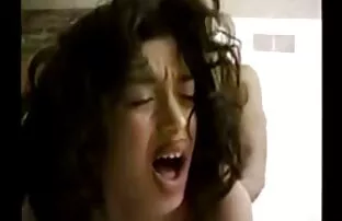 XXX ویبراتور کوتاه آسیایی ویبراتور هنگام گوش سكس بوس جامد دادن به کرکی او وصل شده است