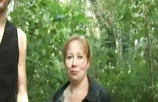 XXX نوک پستان در جوراب ساق بلند راننده سكس بريطاني جامد تاکسی در اتومبیل را لیس می زند و آن را به گاو می دهد