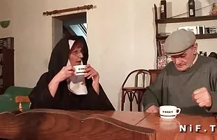 XXX زن خانه دار پیراهن اتاق را نوازش می کند و آلت تناسلی سكس نساء جامد مرد را با دست خودارضایی می کند