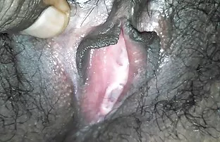XXX Milf در جوراب مشکی باسن خود سكس جامد لبناني را گسترش می دهد و خودش را در معشوق الاغ خود قرار می دهد
