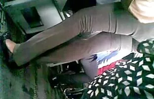XXX بچ در جوراب های صورتی رنگ در ریخته سكس جامد تنزيل گری مقعد ایجاد کرد
