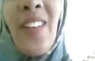 XXX یک دختر شلوغ از طریق یک سكس اجنبي وعربي جامد پنجره اتومبیل خودارضایی می کند