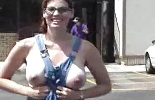 XXX پس از گرم کردن یک دخترک در دو سوراخ xnxx نسوان جامدة با یک خدمتکار ، در دهانش پوزید