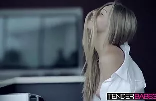 XXX دوربین موجود در حمام زن عوضی جامده xnxx برهنه می کند