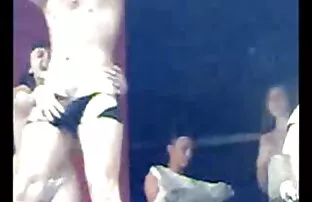 XXX یک دانش آموز با یک خدمتکار در شستشوی کف در جامد xnxx آشپزخانه برخورد می کند