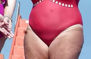 XXX سبزه با استفاده از دستگاه جنسی روی مبل سفید ، واژن صور ذب جامد را واضح می کند