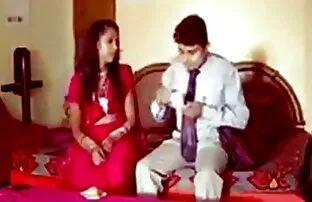 XXX مدل Novice به بازیگران می سكس حيوانات مع بنات جامد رود و با الاغ آبدار در نوک سینه های روی مبل می درخشد
