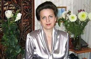 XXX شخص روسی مص ولحس جامد نشانگر زن بالغ در جوراب مشکی است و او را در الاغ قرار می دهد