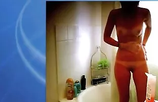 XXX سبزه چربی در شلوار رقص سكسى جامد انگشتی که در صندلی آشپزخانه نشسته است