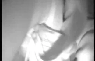 XXX ماچو زبان خود را درون یک بیدمشک جوجه ای سكس متحرك جامد اوي پر کرد و آن را در رابطه جنسی واژن در اتاق خواب قرار داد