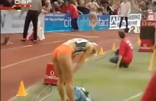 XXX مرد بوخوم به خانه xnxxنيك جامد آمد و به طور اتفاقی دختر خود را لعنتی کرد