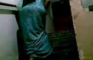 XXX دختری با لبهای رنگ آمیزی زبان به زبان سكس اجنبي جامد جدا آورد