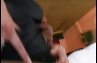 XXX دختر سرخ با بدن زیبا استریپتاز را در رختخواب نشان می جسمها جامد دهد.
