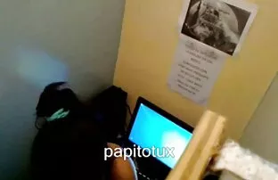 XXX دو سكس زنوج جامد مرد به طور همزمان یک زن باریک را در الاغ و شتر مودار سرخ می کنند
