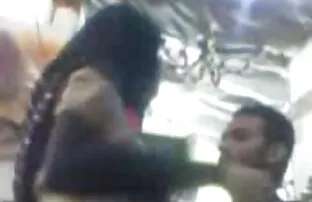 XXX گلیم سیاه ساقه بزرگی را در شاخه دوست دختر در گلف سفید بزاز جامده رشد می کند
