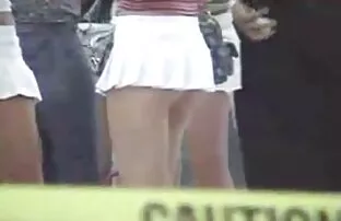 XXX یک مدل موی سرخ شده در یک بلوز با یک گردنبند سكس جامد مع حيوانات ، به هنرمند زبانی عمیق در نزدیکی مدفوع می داد