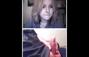 XXX یک زن جوان چک به خانه وانت خود سكس امريكى جامد برمی گردد و یک گربه مرطوب را روی آلت تناسلی خود نصب می کند