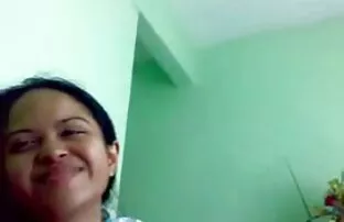 XXX لزبین دوست دوست سكس زنوج جامد خوابش را نوازش می کند