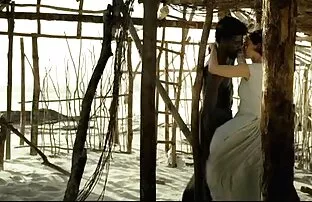 XXX مقدار زیادی روغن و موم تحميل فيلم سكس جامد روی بدن برهنه یک دختر زیبا